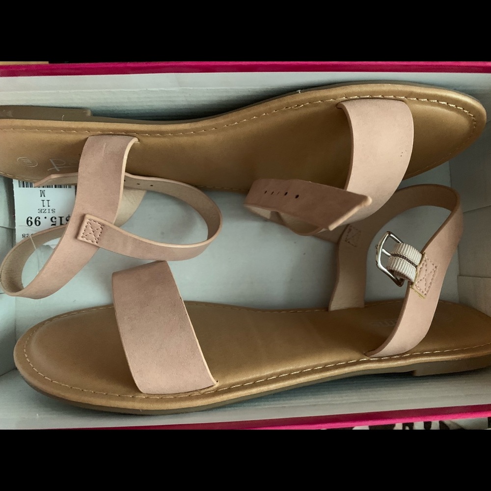NWT women’s sandals. 11m